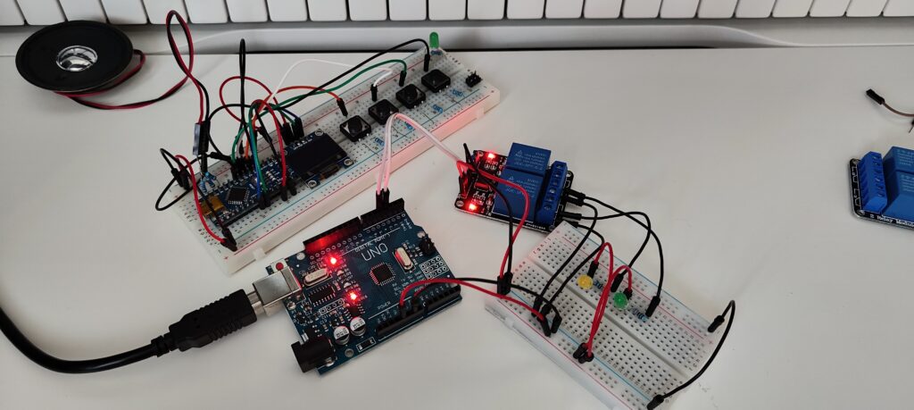 Ukázka Arduino Nano s OLED displayem a Arduino Uno s dvojitým přepínacím Relé.